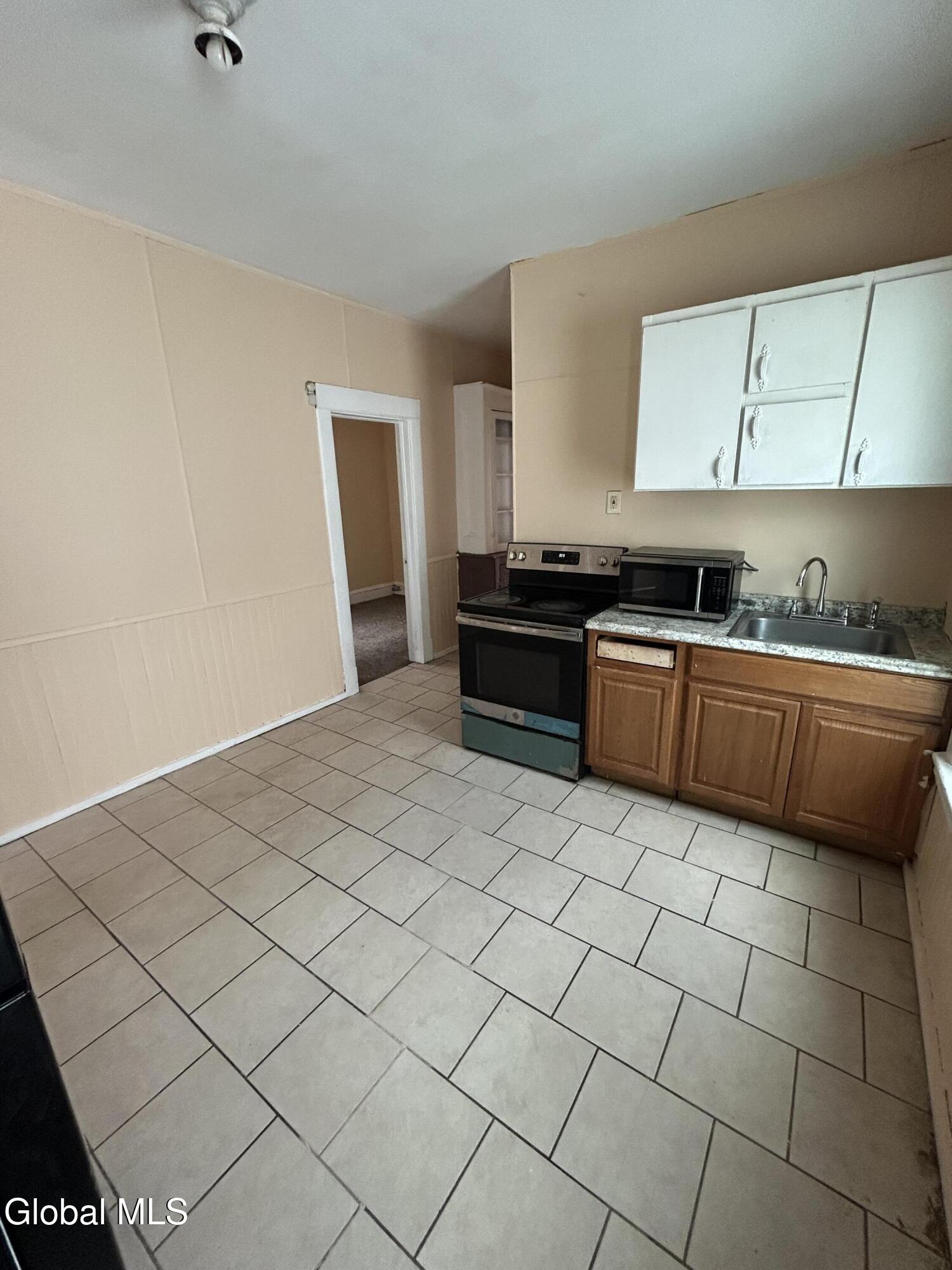 1075 Pleasant Street Schenectady, NY 12303 - Photo 6 of 28 IMG_3743