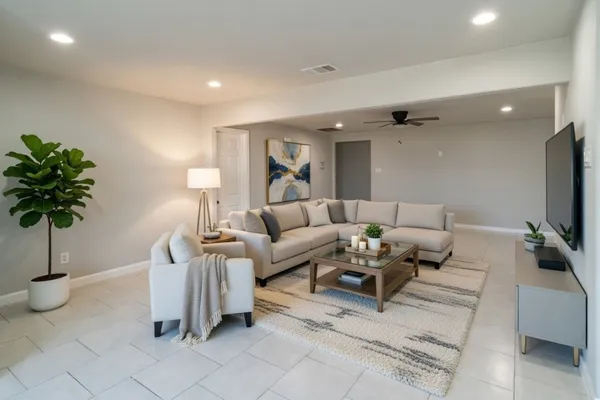$2,000 | 11623 Rowan Lane, Houston, TX 77072
