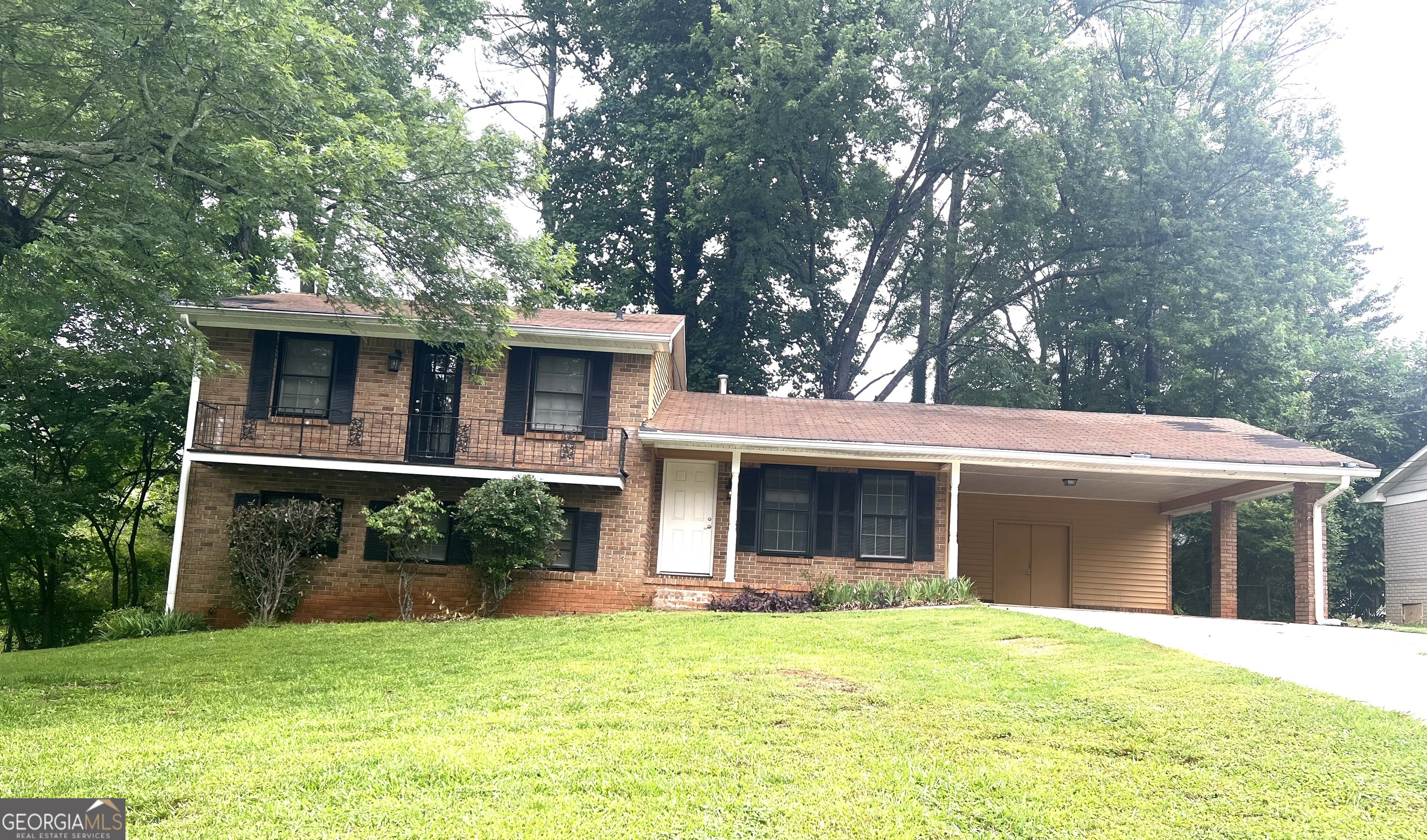 a view of a house with a yard and front view of a house