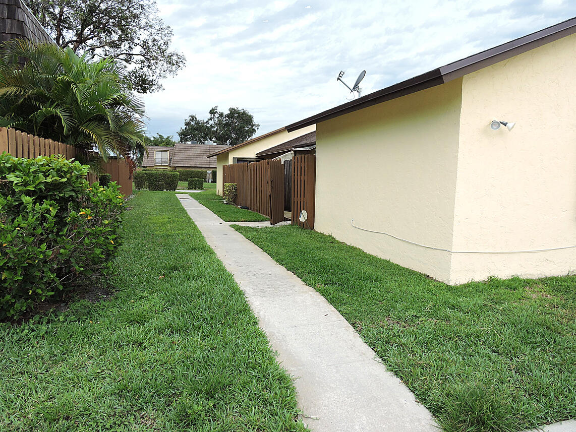 504 Springdale Circle Palm Springs, FL 33461 - Photo 3 of 41 DSCN9414
