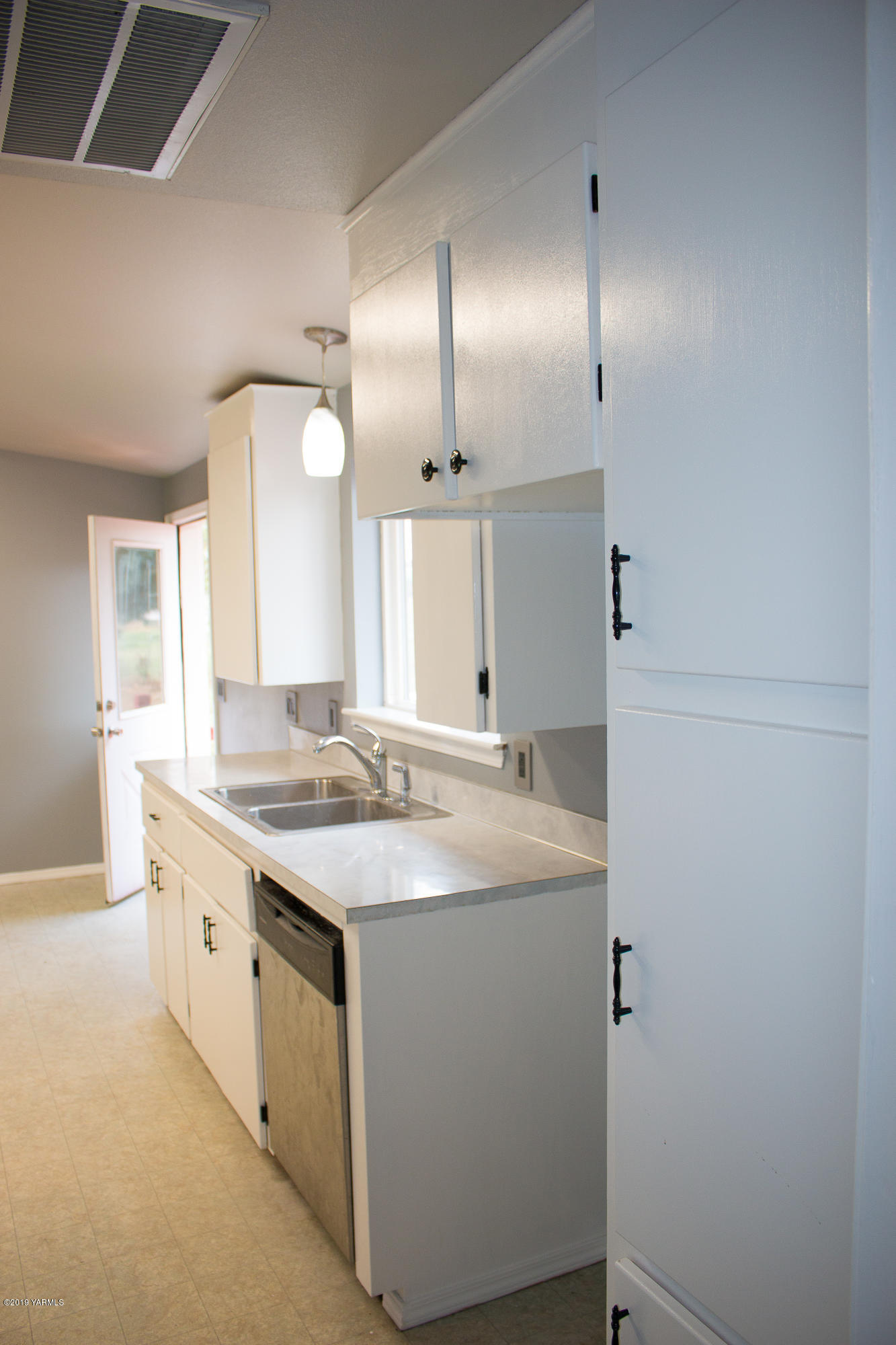 111 Erin Heights Road Cowiche, WA 98923 - Photo 22 of 33 a bathroom with a granite countertop sink and a mirror