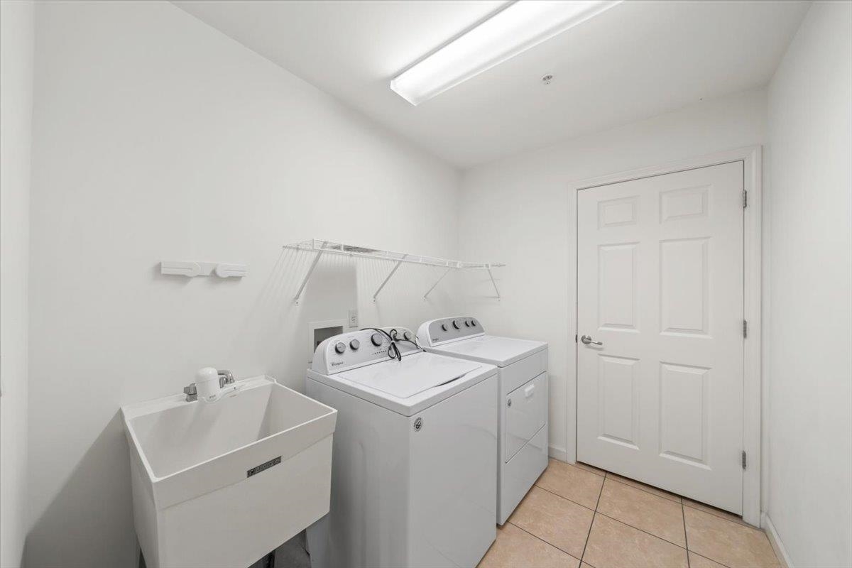 8897 Parkview Oaks Circle Olive Branch, MS 38654 - Photo 18 of 31 a utility room with dryer and washer
