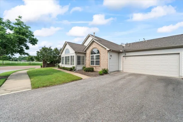 a view of a front of house with a yard