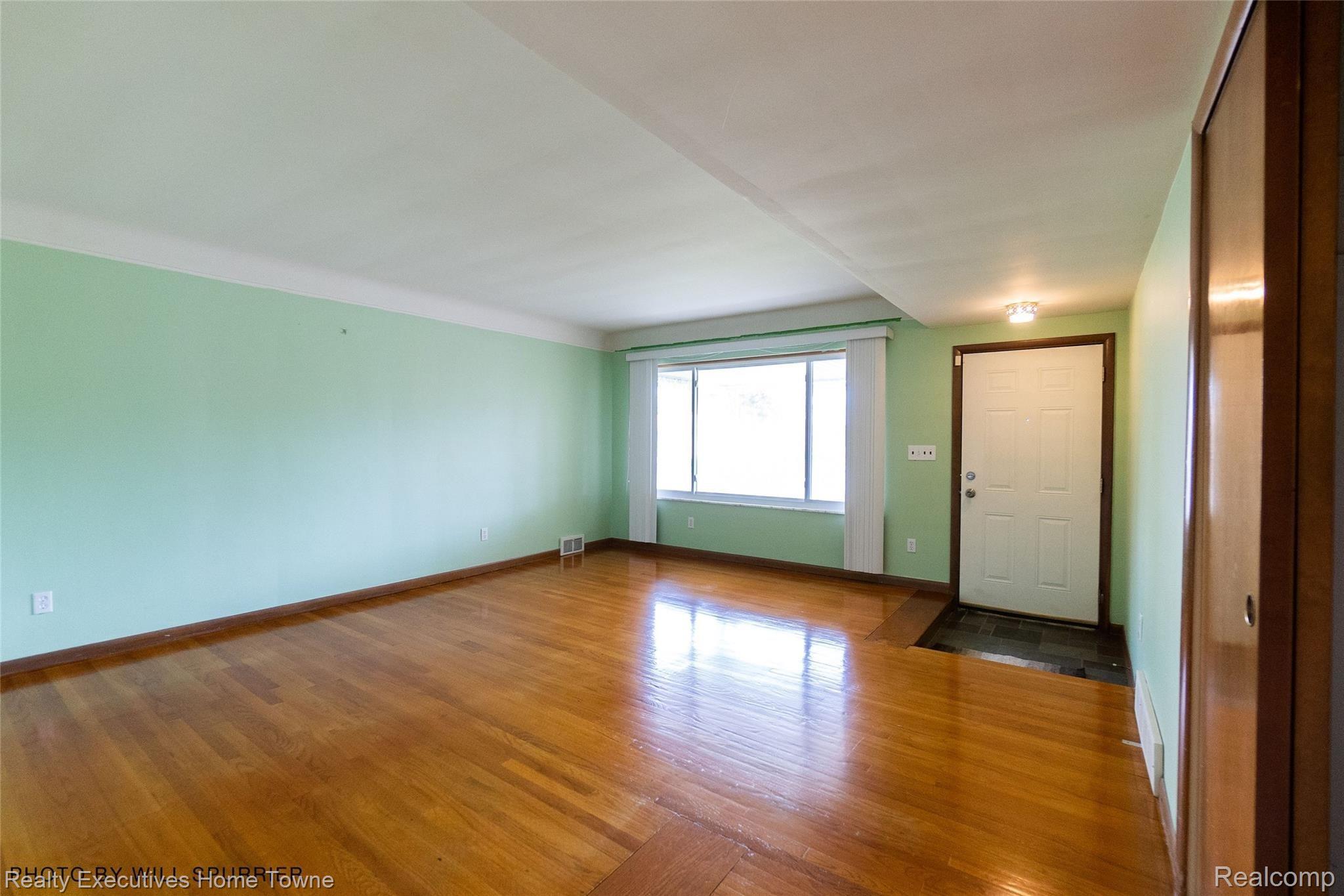 11420 Racine Road Warren, MI 48093 - Photo 11 of 35 LivingRoom(2).jpg