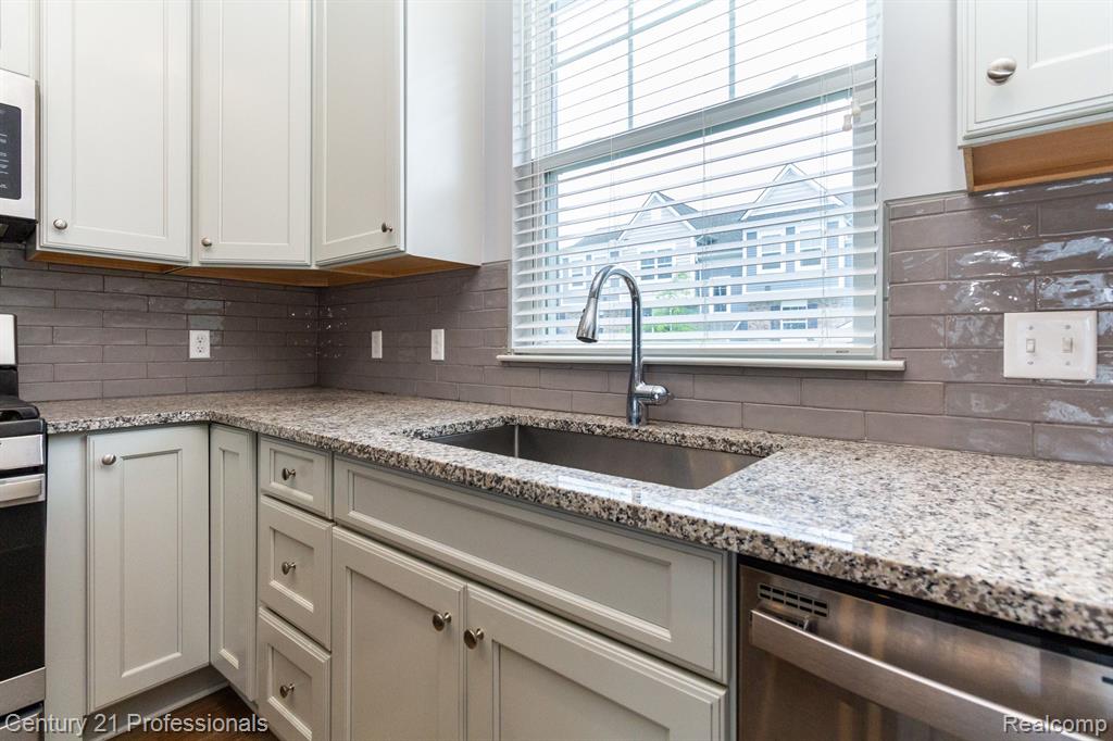 4931 Treeside Lane Troy, MI 48098 - Photo 12 of 32