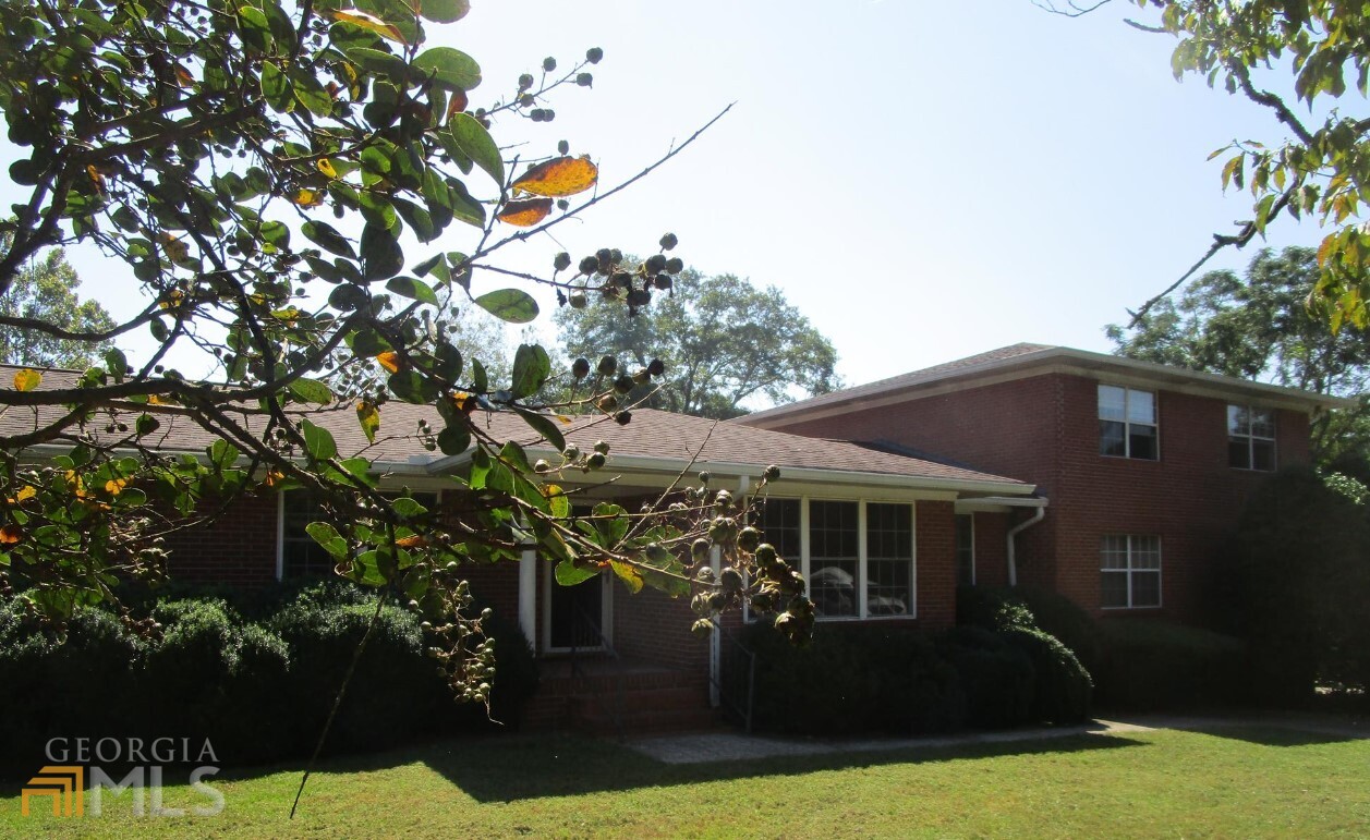 624 Old Post Road Madison, GA 30650 - Photo 1 of 1 a front view of a house with yard