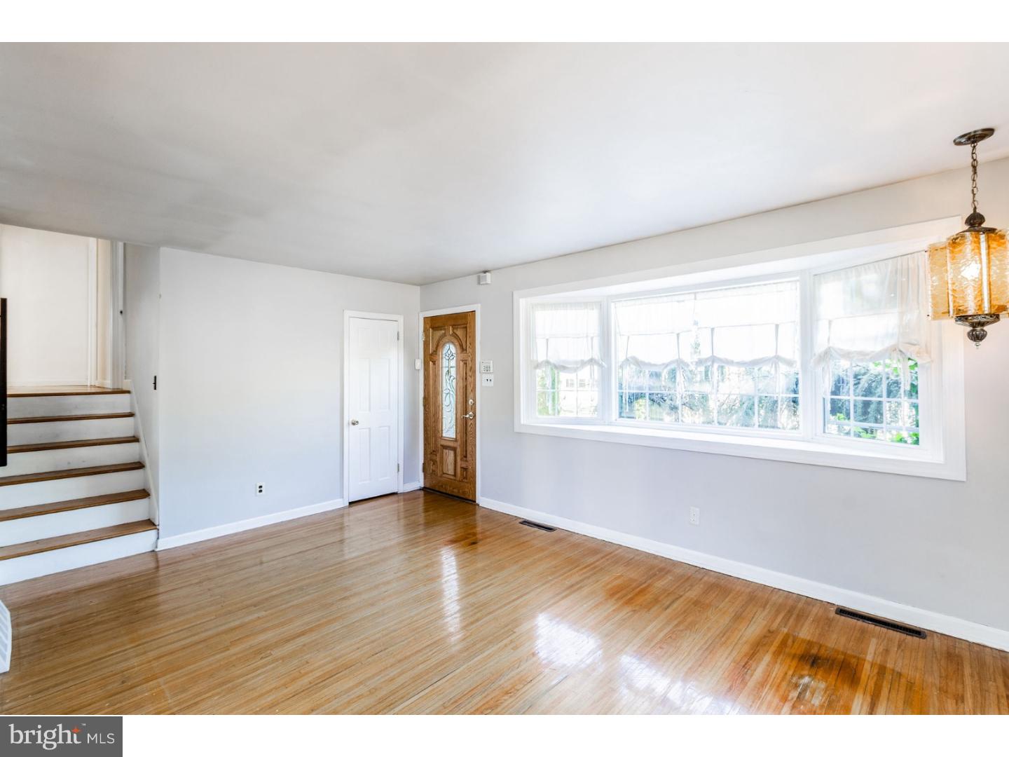 118 Valleybrook Road East Cherry Hill, NJ 08034 - Photo 3 of 18 Living Room