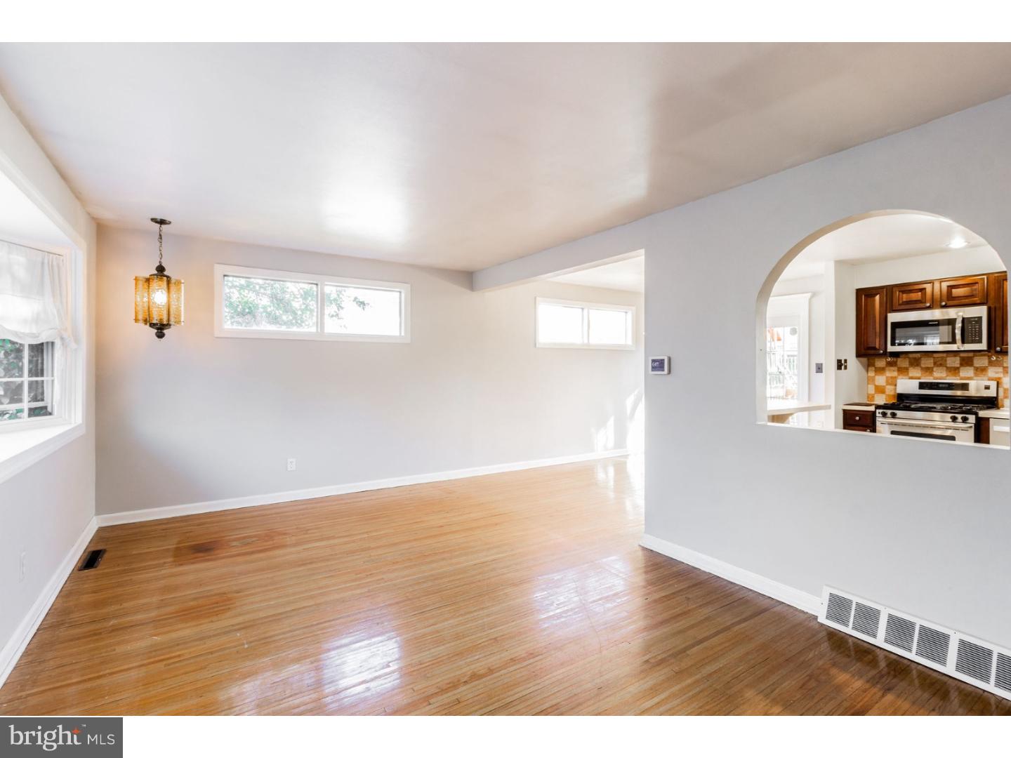 118 Valleybrook Road East Cherry Hill, NJ 08034 - Photo 4 of 18 Living Room
