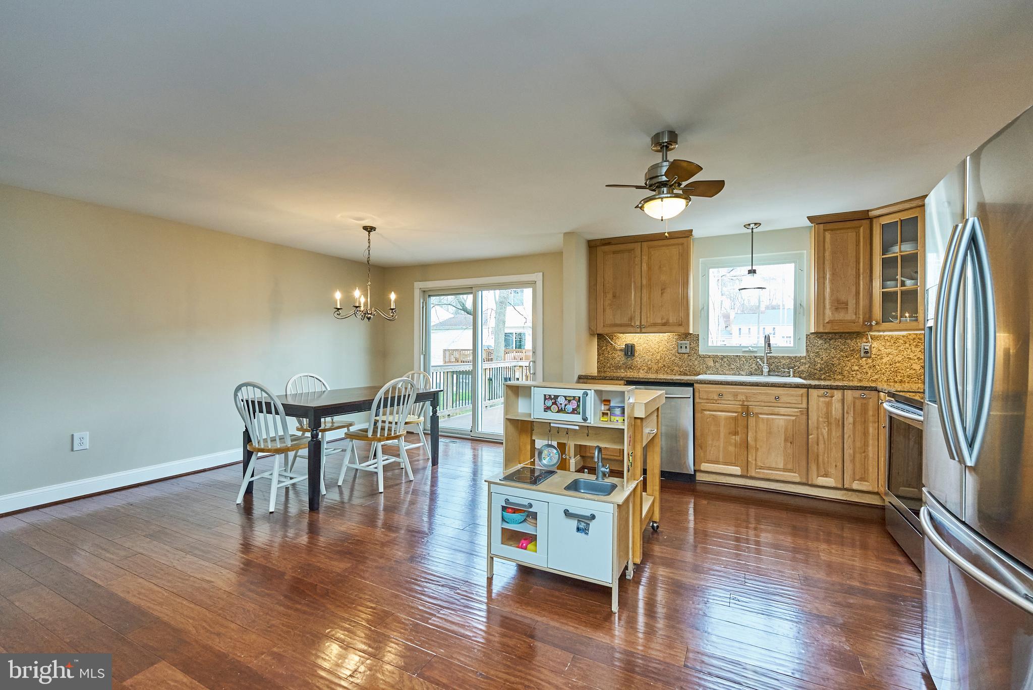 9302 Jackson Street Burke, VA 22015 - Photo 11 of 30 Kitchen dining area