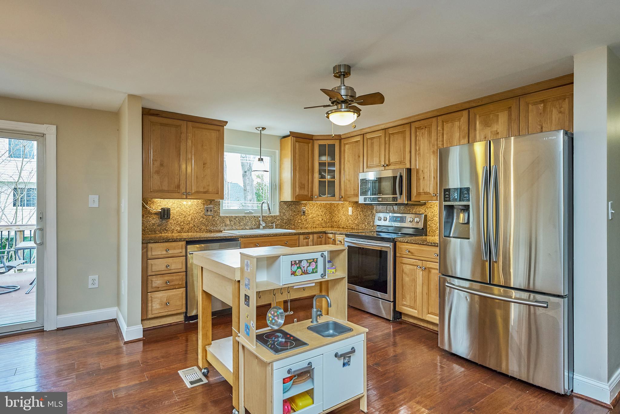 9302 Jackson Street Burke, VA 22015 - Photo 9 of 30 Kitchen area