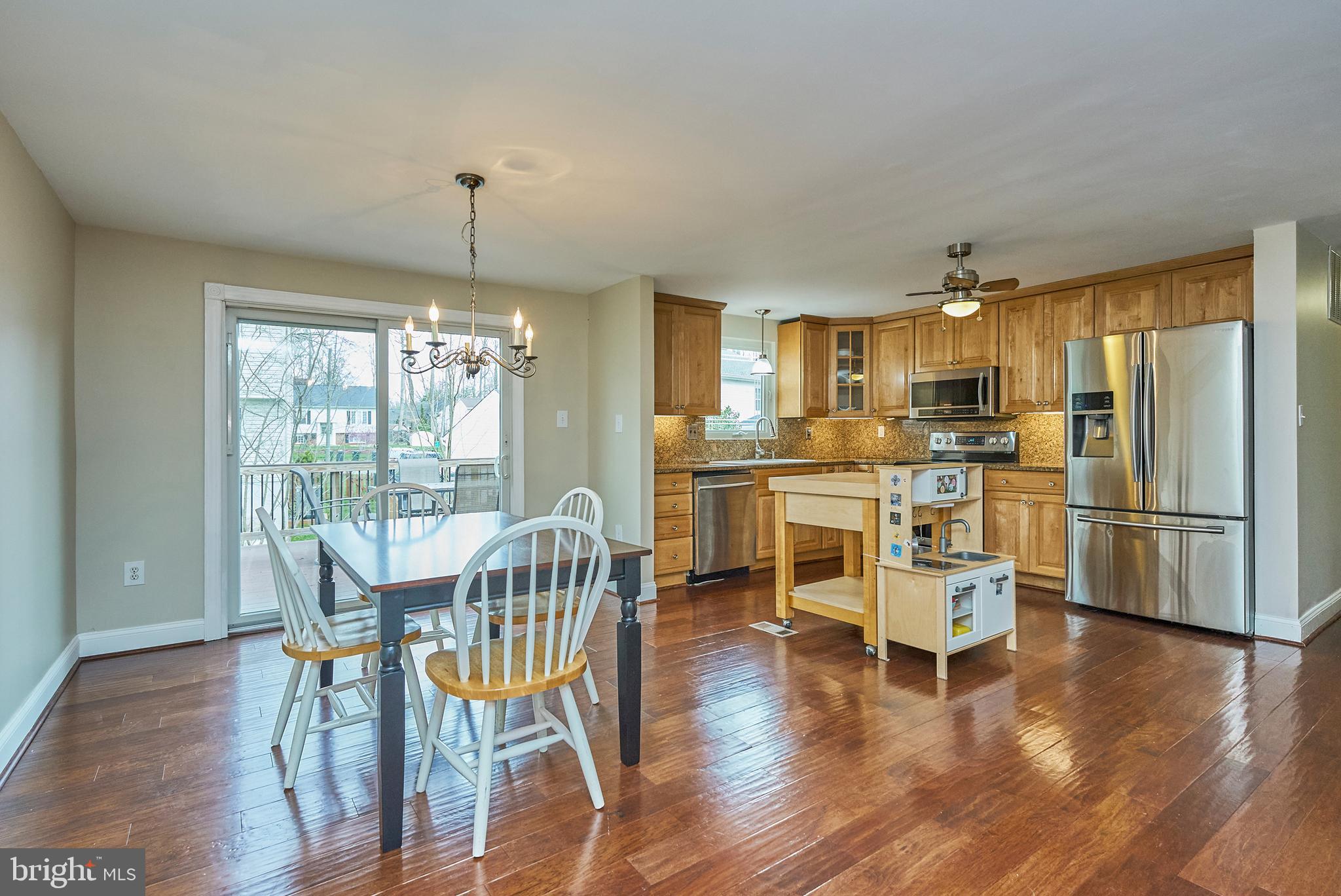 9302 Jackson Street Burke, VA 22015 - Photo 10 of 30 Kitchen/dining area