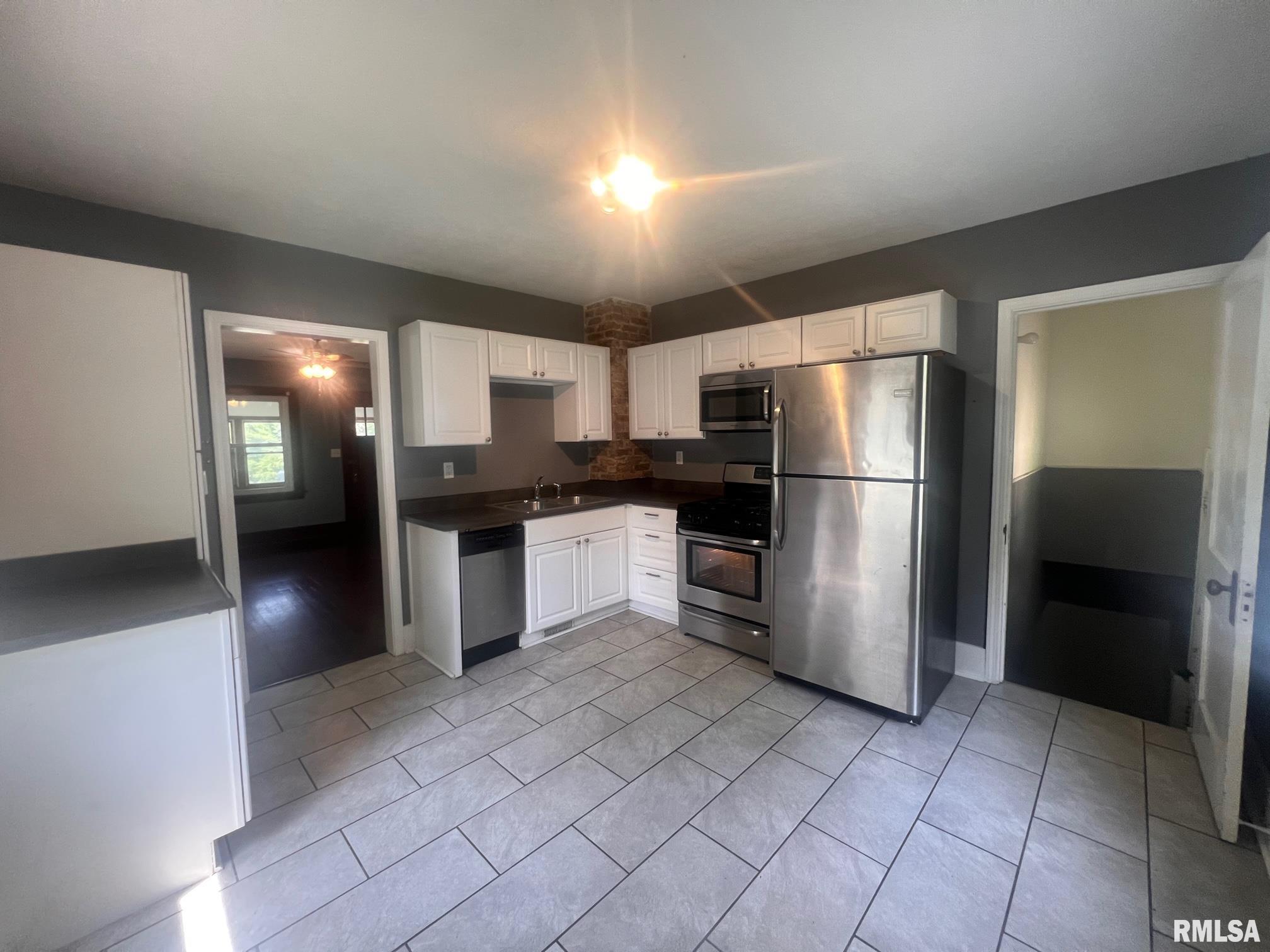 926 29th Street Moline, IL 61265 - Photo 3 of 10 Gallery Image 3