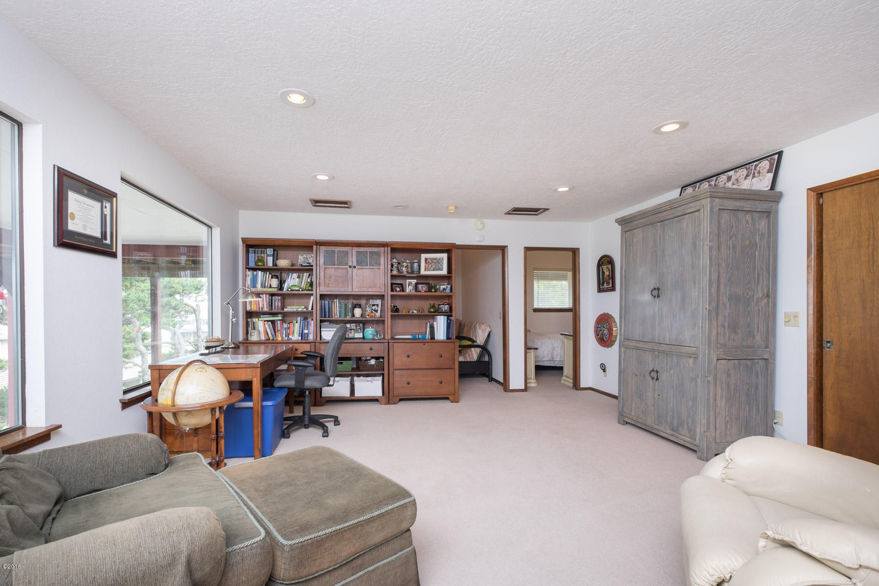 2324 Northwest Inlet Avenue Lincoln City, OR 97367 - Photo 17 of 41 Upper unit family room