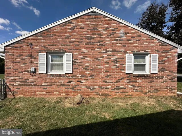 a view of a house with backyard and porch