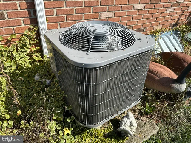 a en suite bathroom with a double vanity sink and a mirror