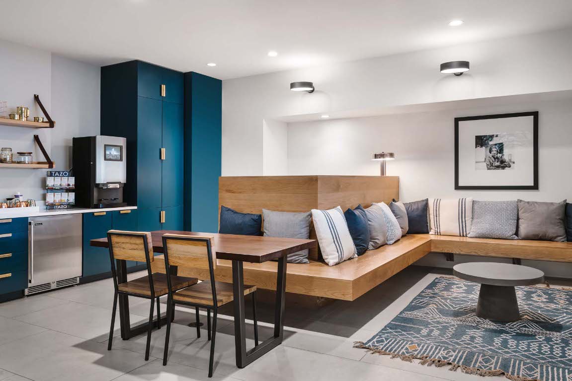 501 West Avenue, Unit 1802 Austin, TX 78701 - Photo 26 of 35 a living room with furniture a rug and a lamp