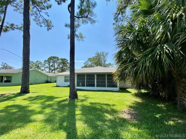 a view of a house with yard and tree s