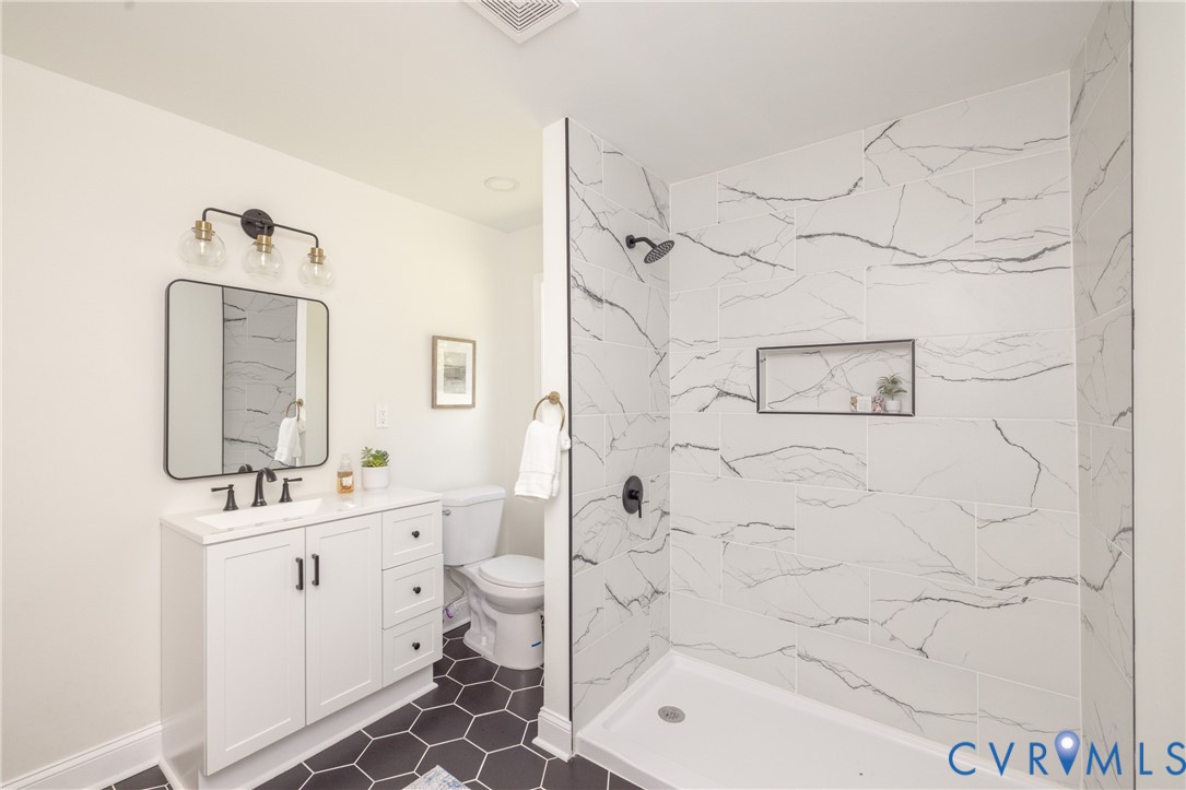 5318 Pine Hill Road Sutherland, VA 23885 - Photo 22 of 50 a bathroom with a bathtub sink mirror and toilet