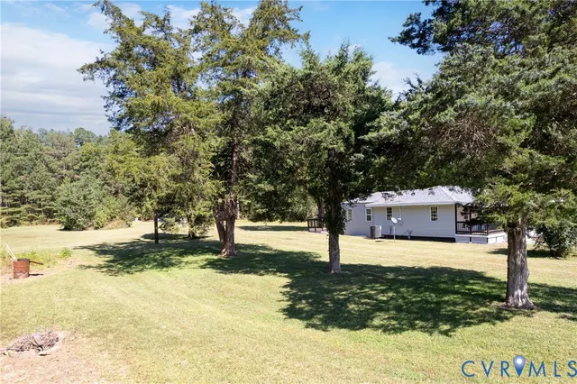 a view of a yard with an tree
