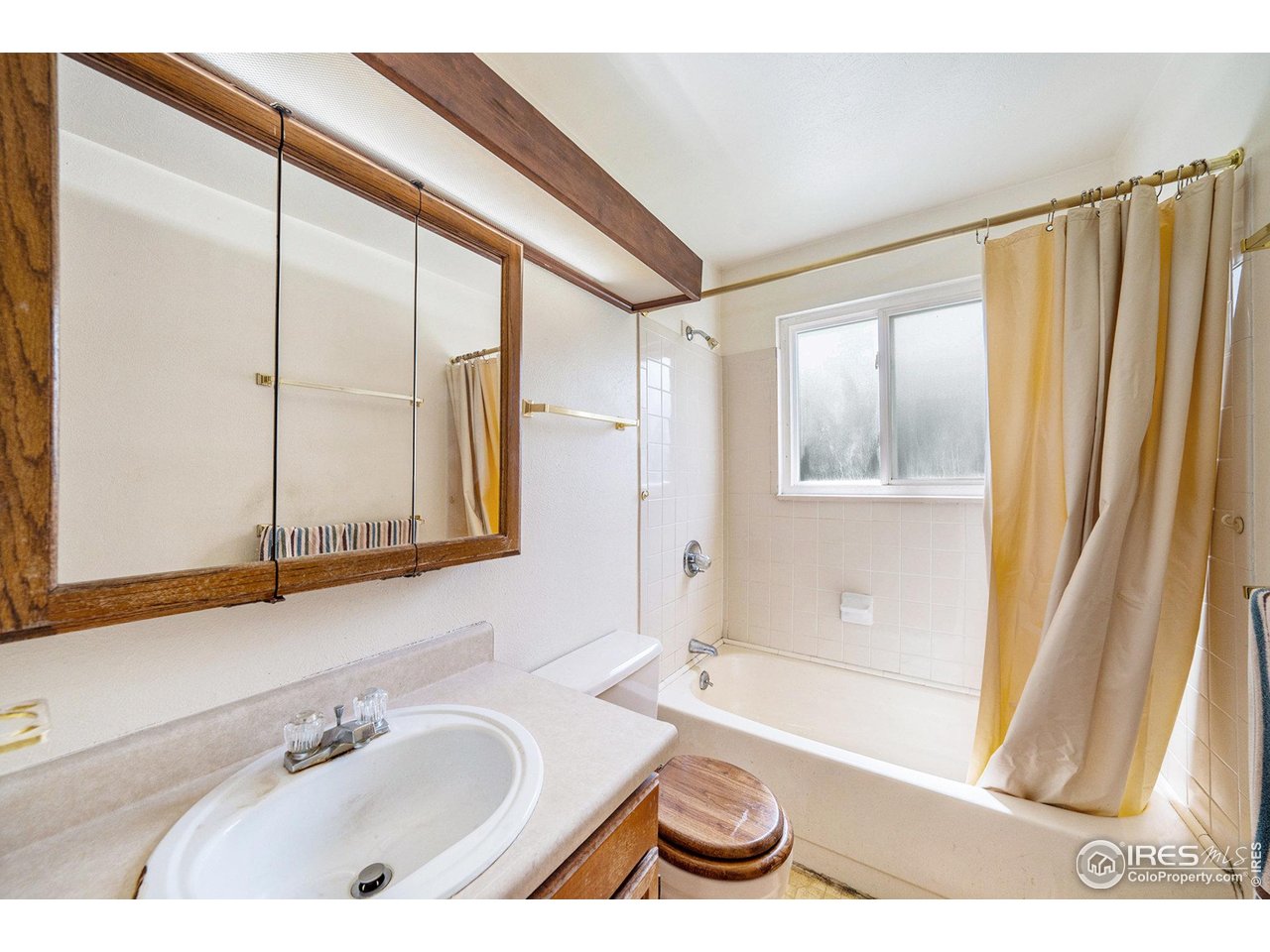 2167 Hackberry Circle Longmont, CO 80501 - Photo 14 of 23 a bathroom with a tub a sink and a mirror