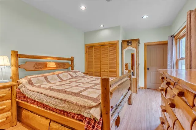 a very nice looking room with a chair