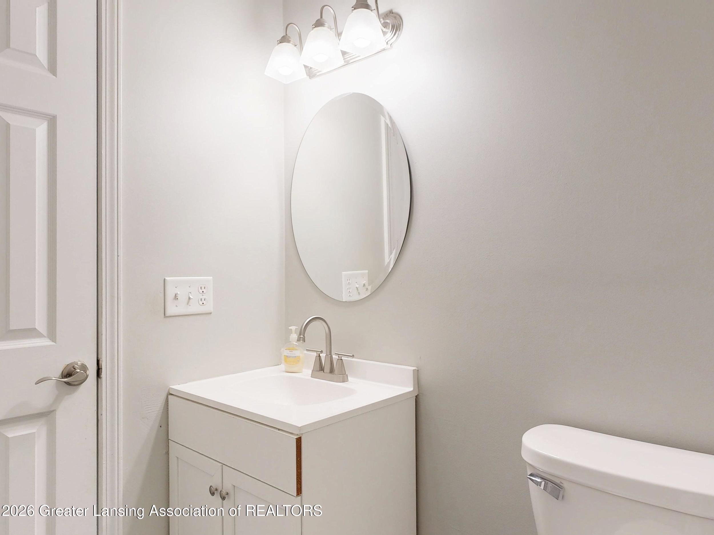 916 South Canal Road Lansing, MI 48917 - Photo 15 of 62 1/2 Bath