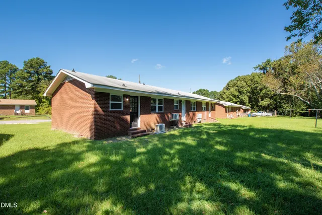 a view of a house with backyard