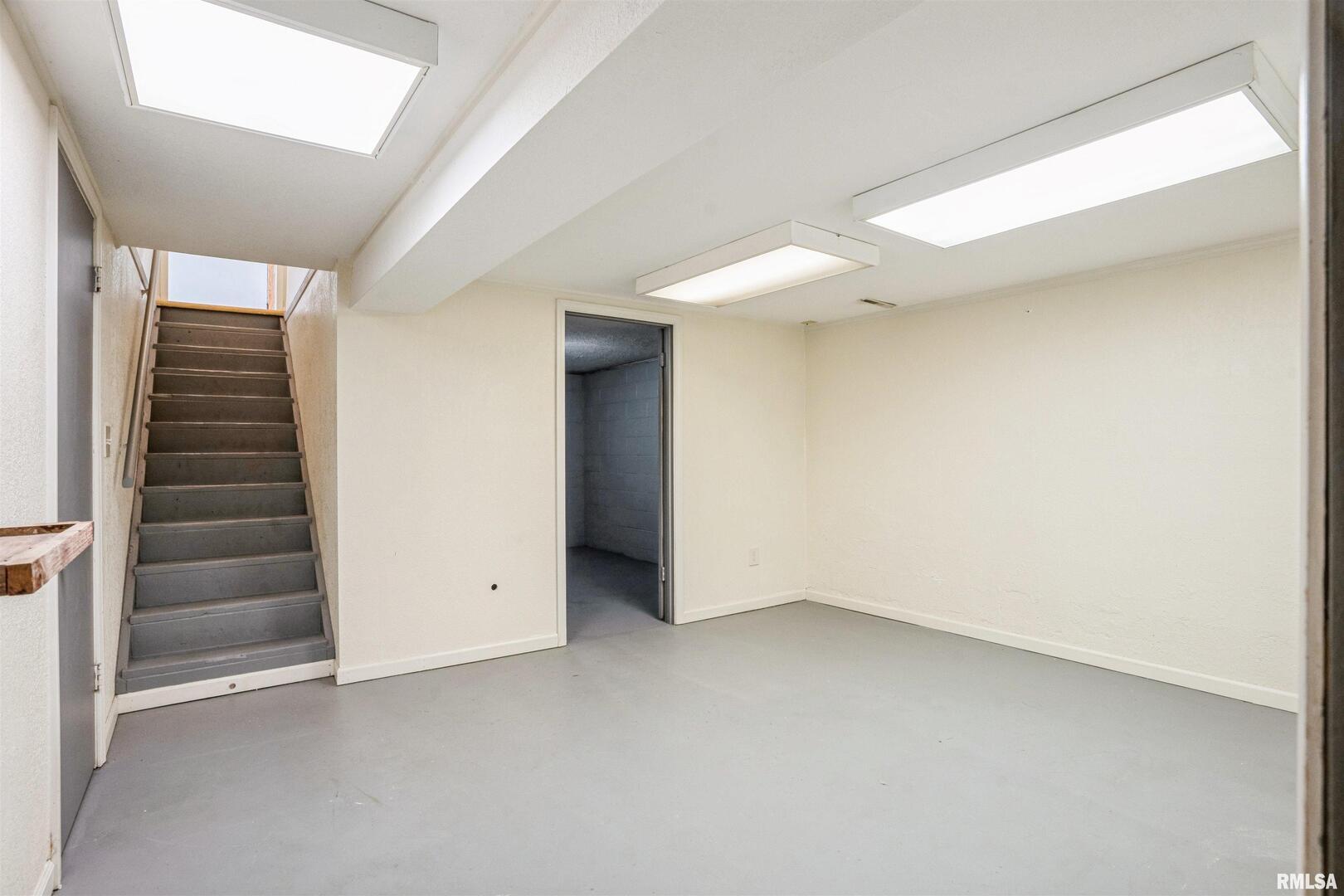 865 14th Avenue Northwest Clinton, IA 52732 - Photo 15 of 25