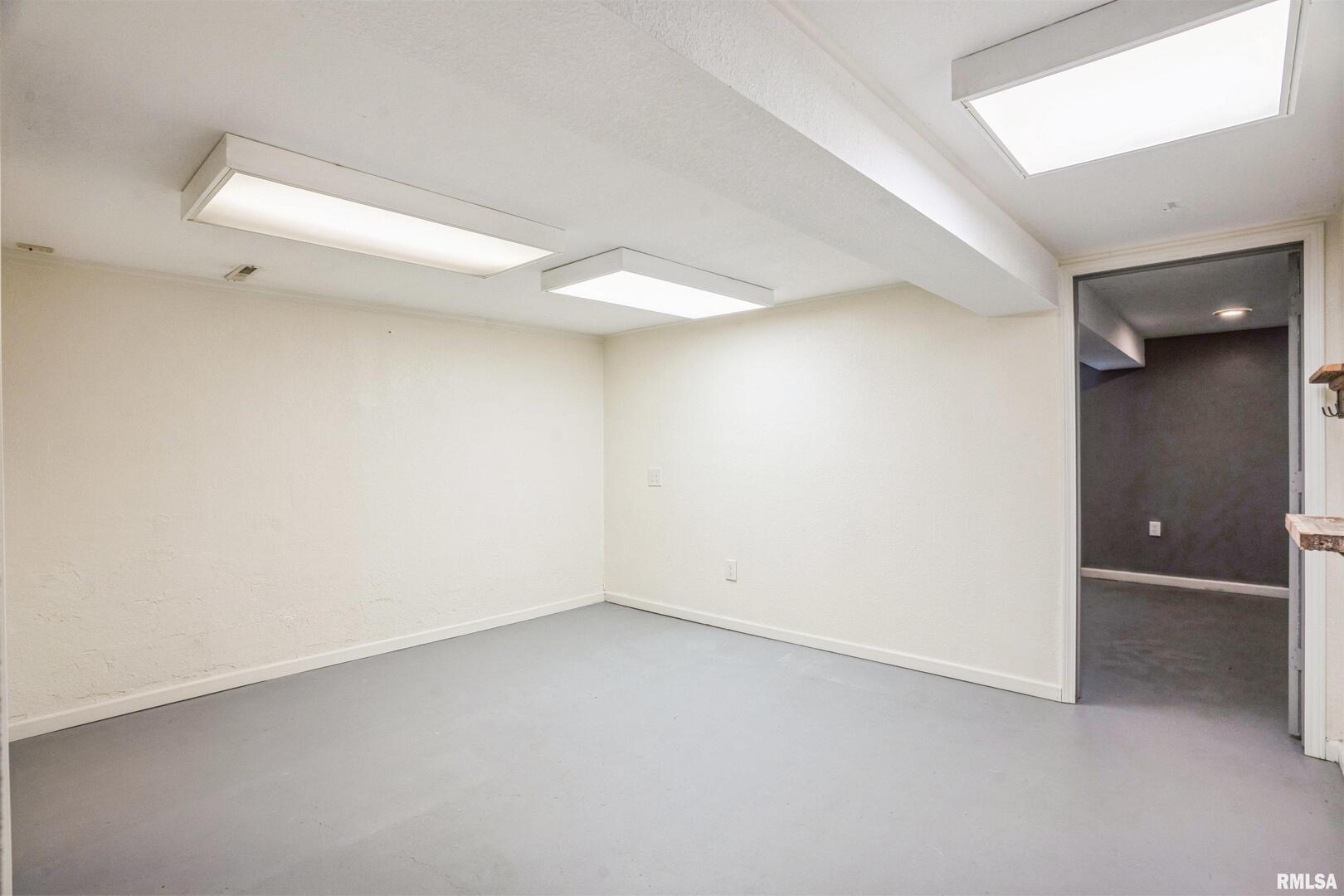 865 14th Avenue Northwest Clinton, IA 52732 - Photo 16 of 25