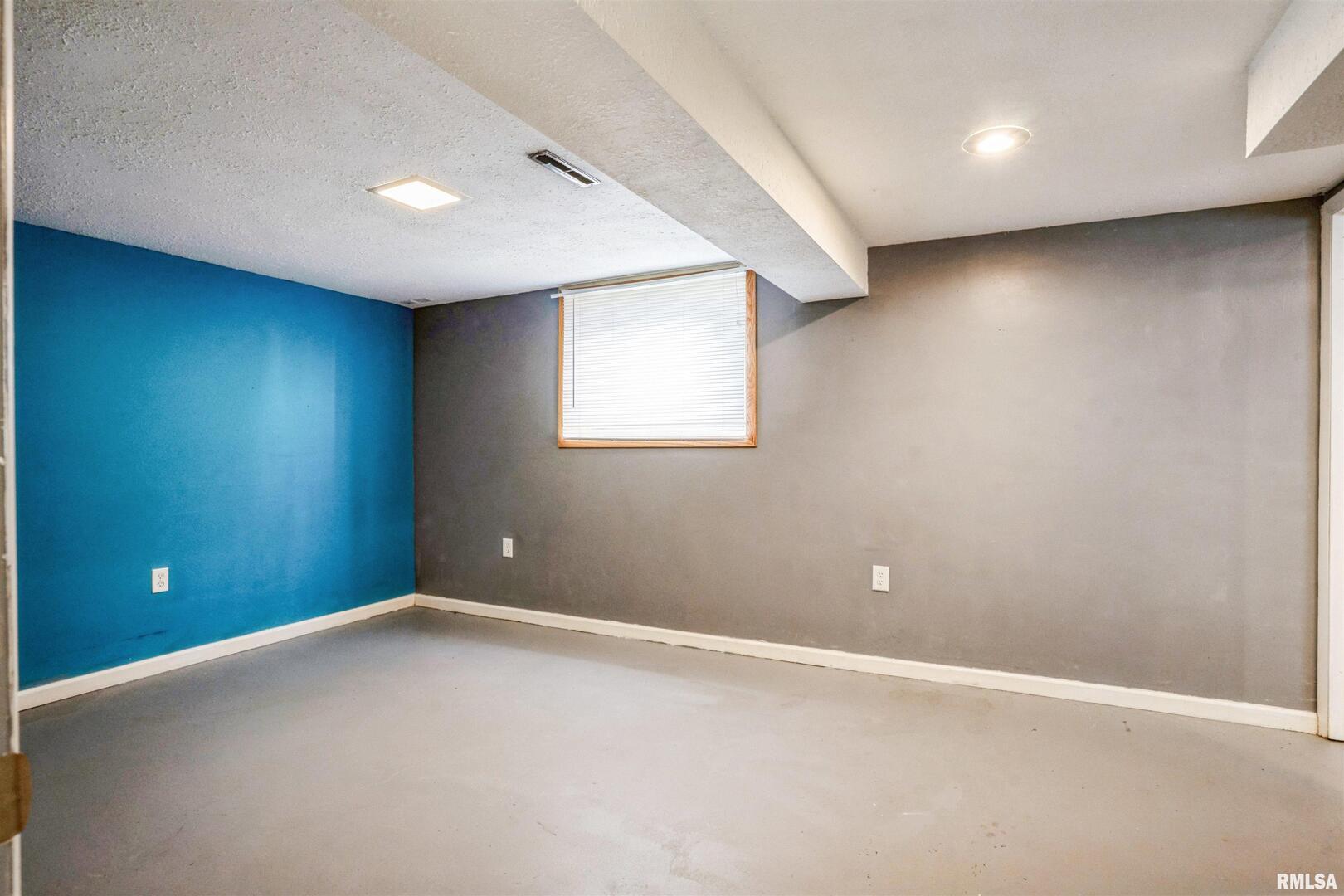 865 14th Avenue Northwest Clinton, IA 52732 - Photo 18 of 25