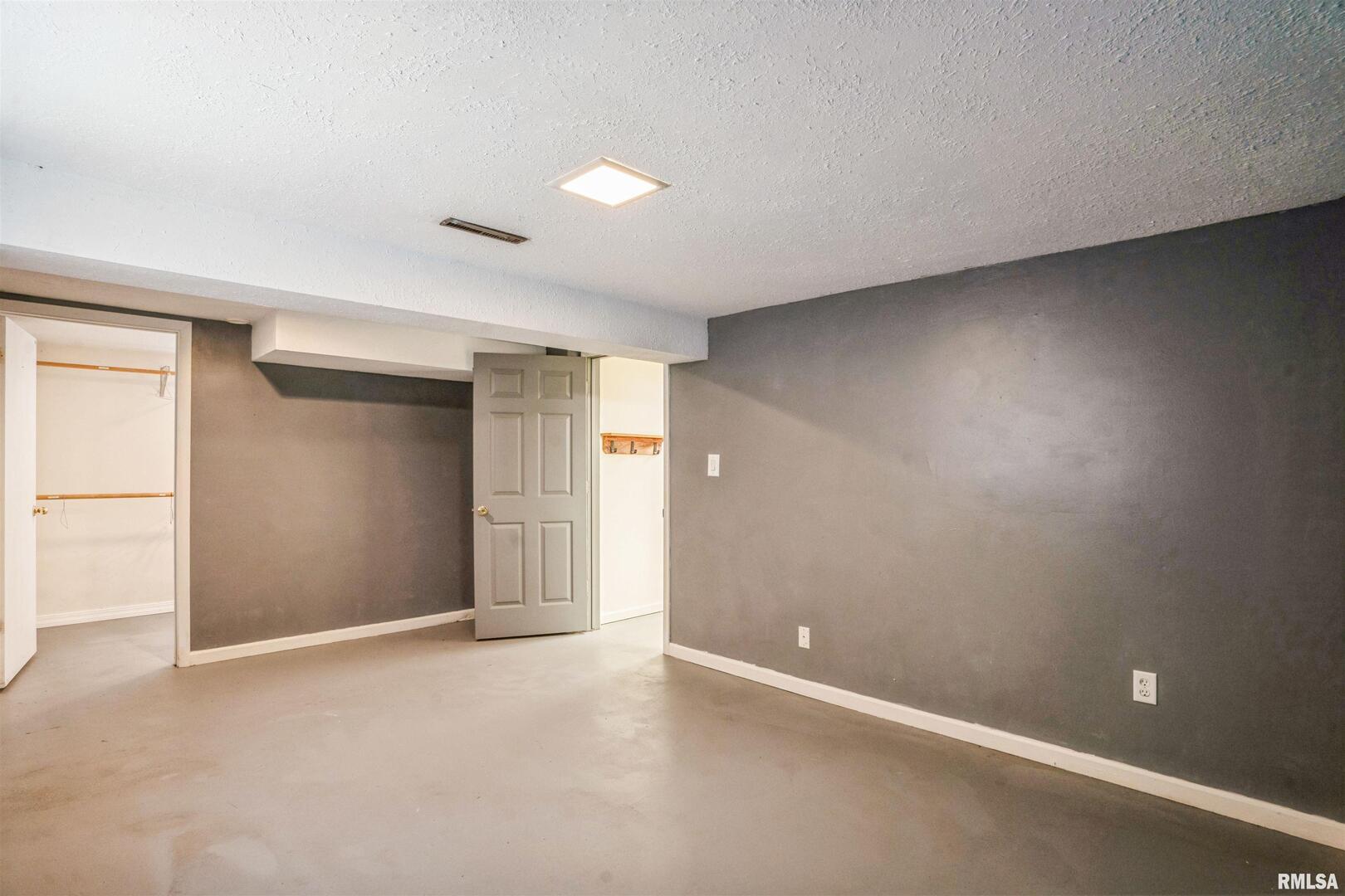 865 14th Avenue Northwest Clinton, IA 52732 - Photo 19 of 25