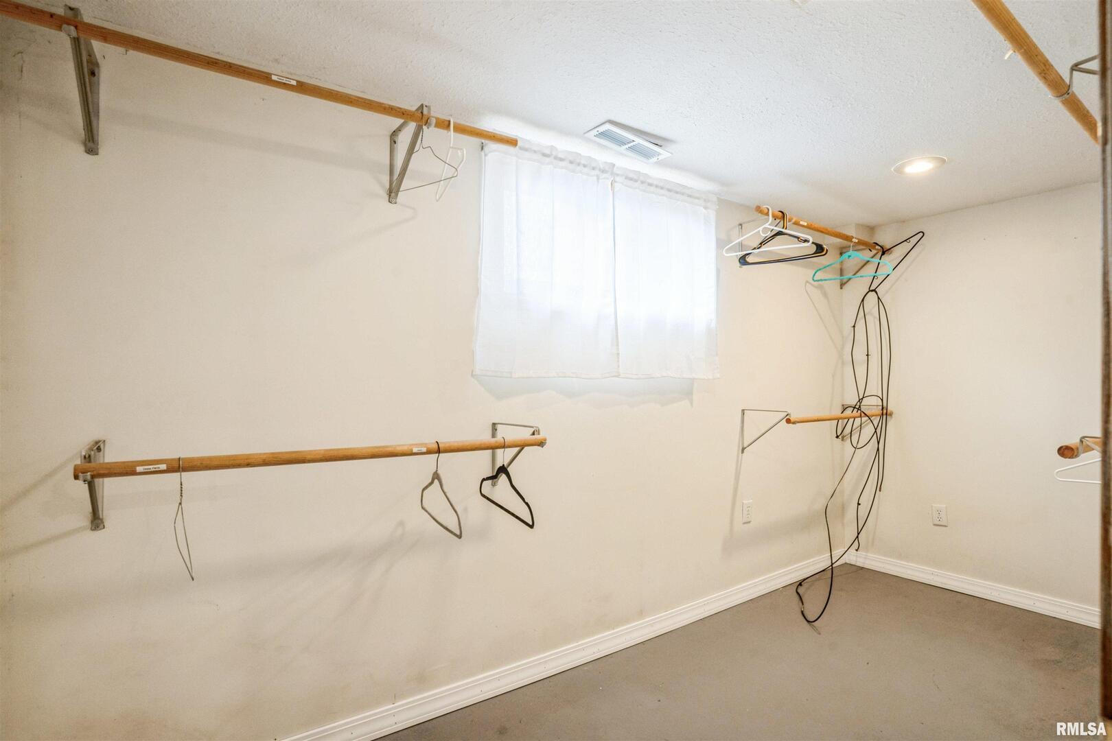 865 14th Avenue Northwest Clinton, IA 52732 - Photo 20 of 25