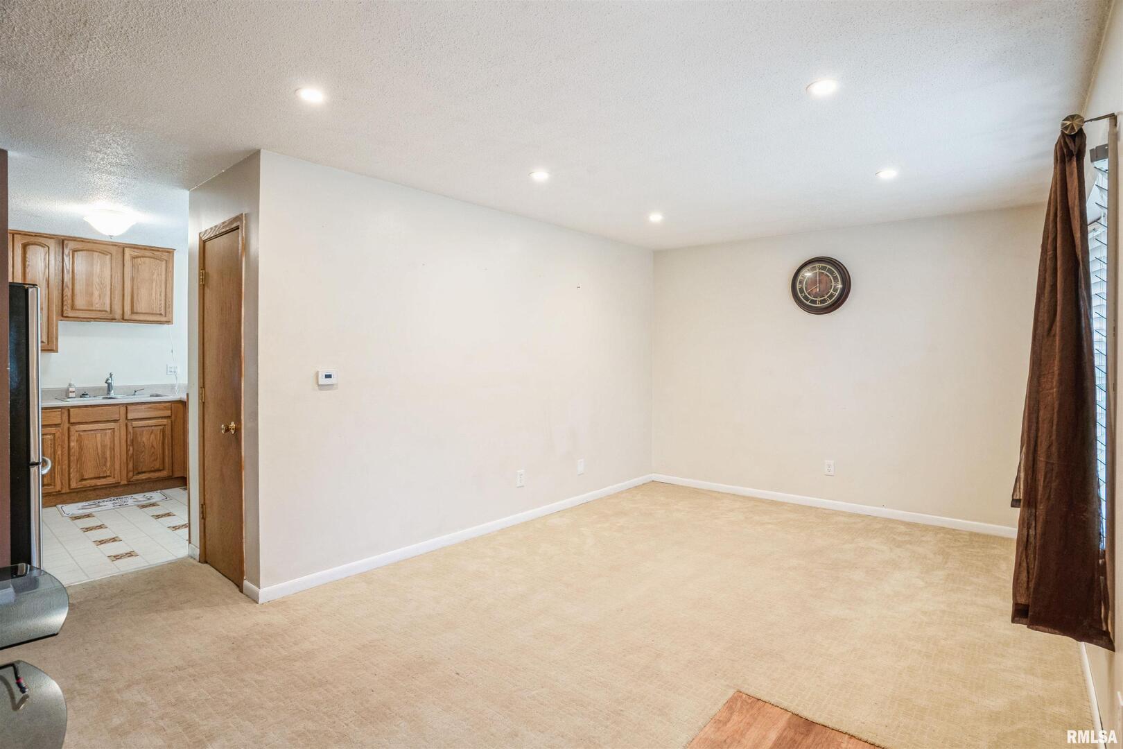 865 14th Avenue Northwest Clinton, IA 52732 - Photo 4 of 25