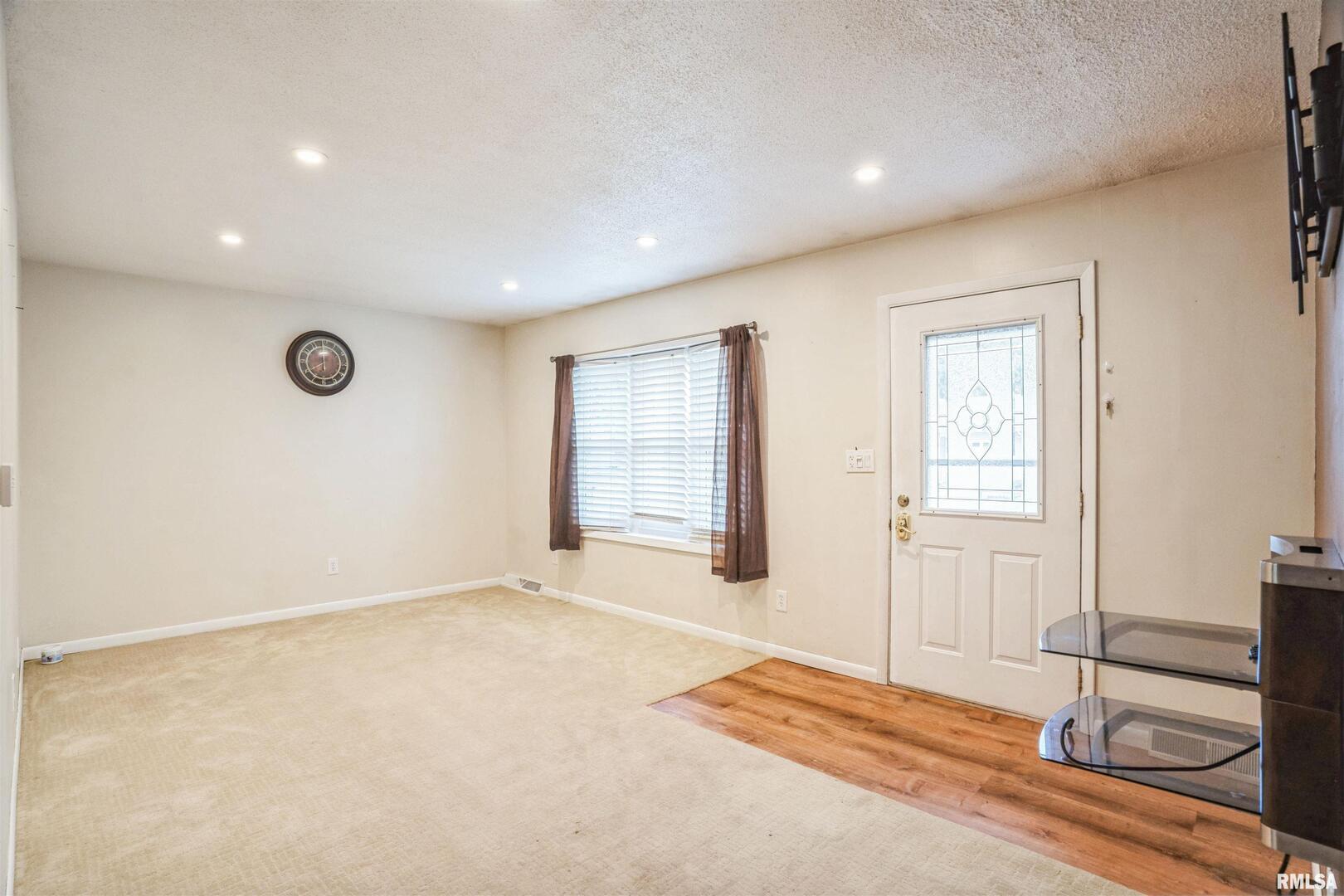 865 14th Avenue Northwest Clinton, IA 52732 - Photo 5 of 25