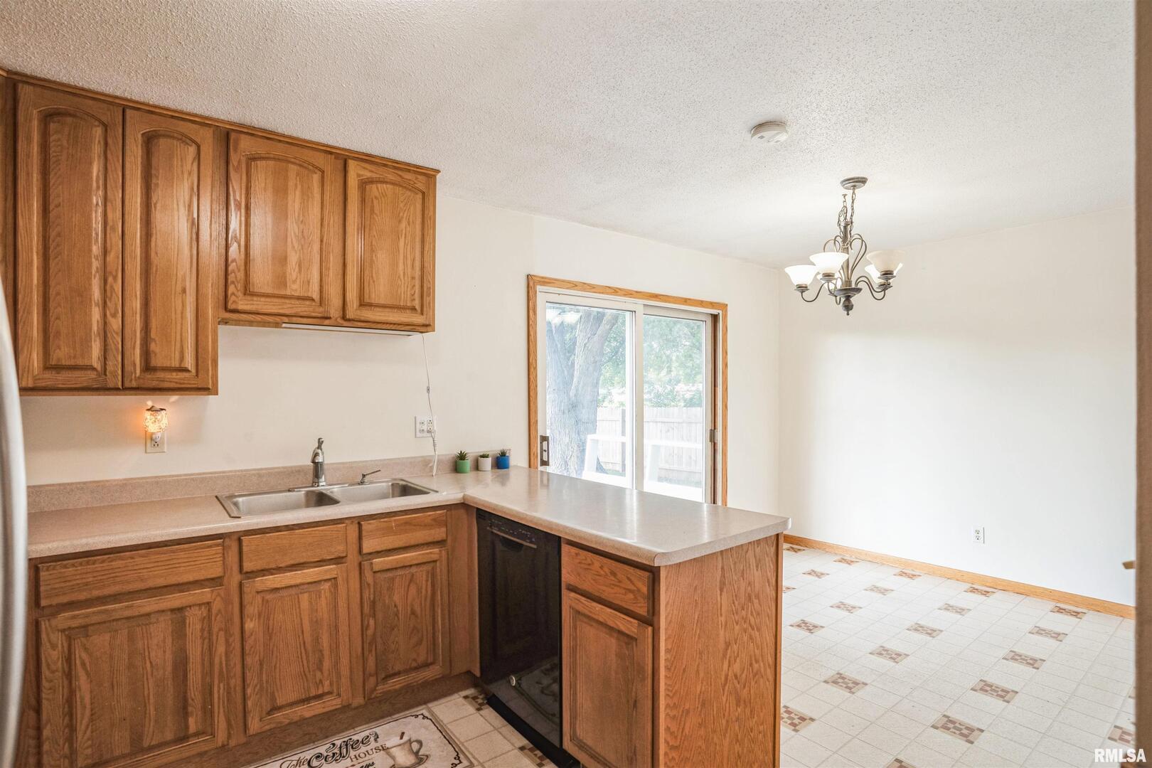 865 14th Avenue Northwest Clinton, IA 52732 - Photo 6 of 25