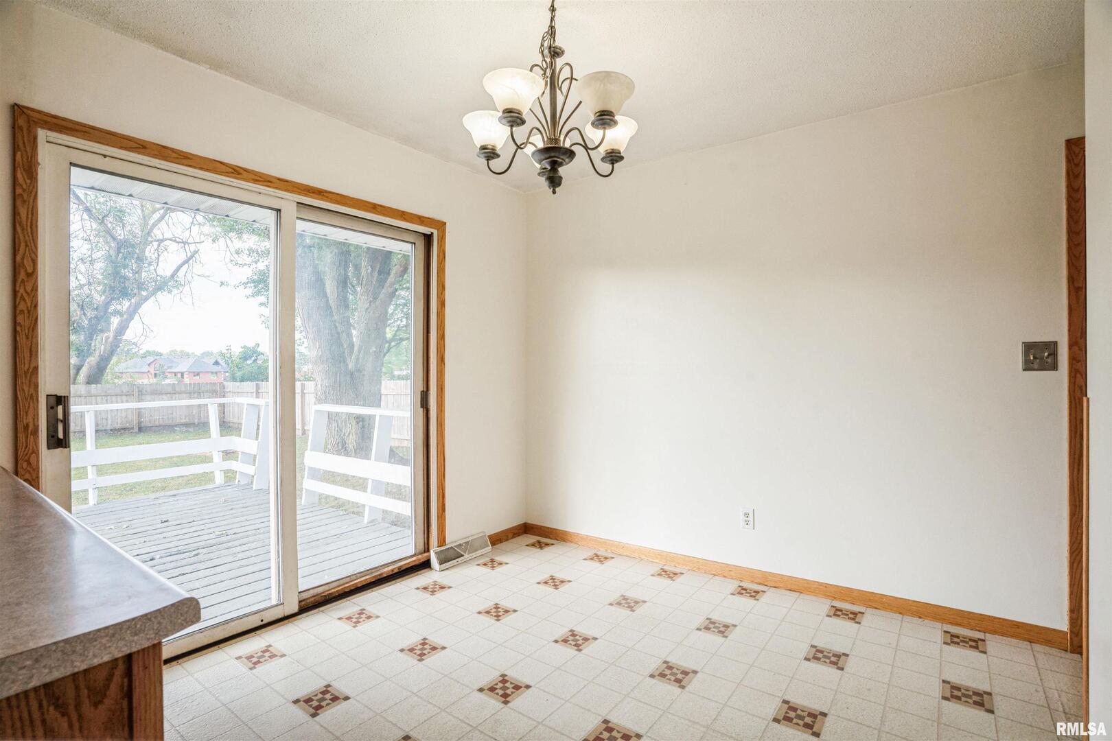 865 14th Avenue Northwest Clinton, IA 52732 - Photo 9 of 25