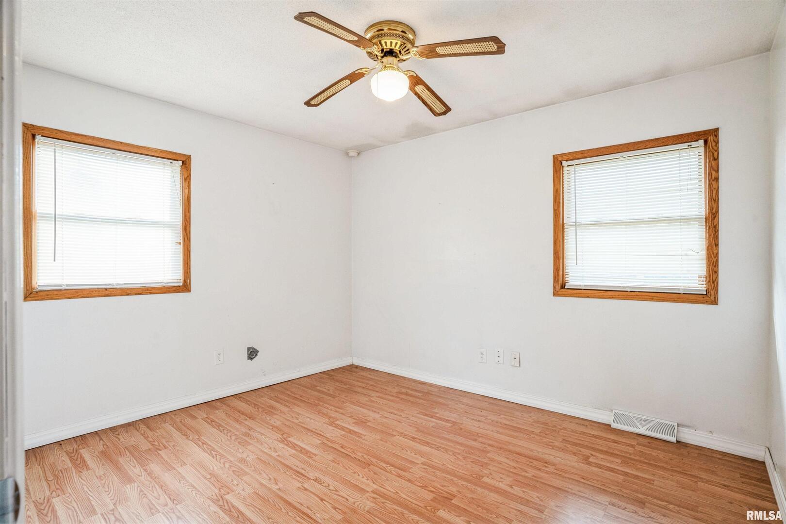 865 14th Avenue Northwest Clinton, IA 52732 - Photo 10 of 25