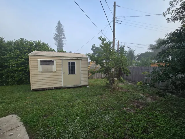 $2,000 | 401 Seagrape Road, Lantana, FL 33462