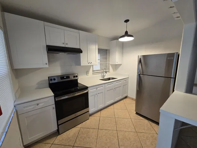 $2,000 | 401 Seagrape Road, Lantana, FL 33462