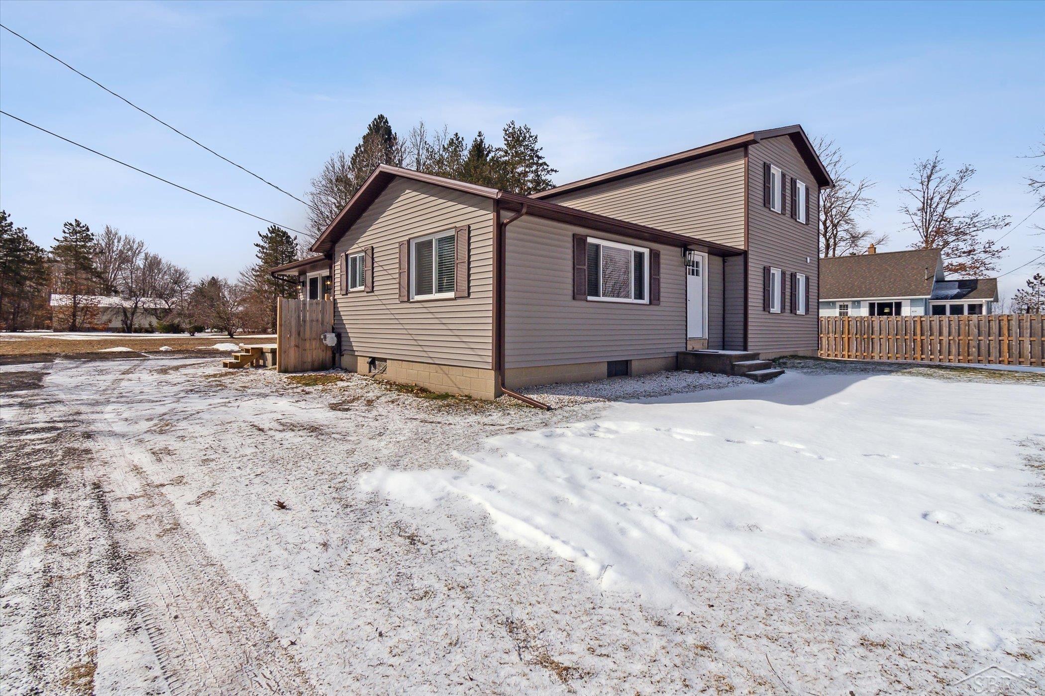 1660 South Huron Road Kawkawlin, MI 48631 - Photo 2 of 32 50103730-1.JPG