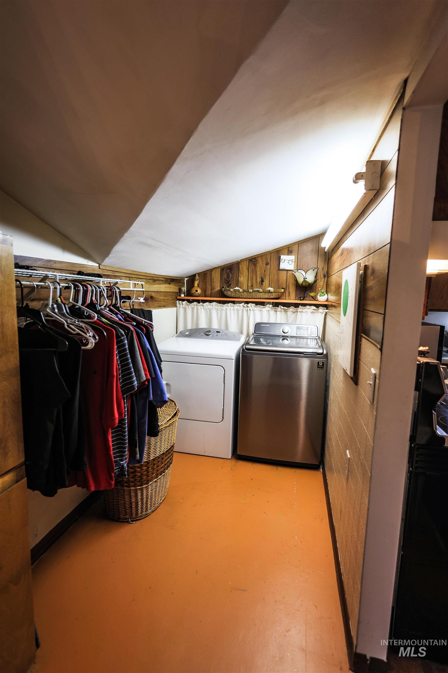712 Hill Street Kamiah, ID 83536 - Photo 13 of 41 Laundry area with lofted ceiling, independent washer and dryer, and concrete floors
