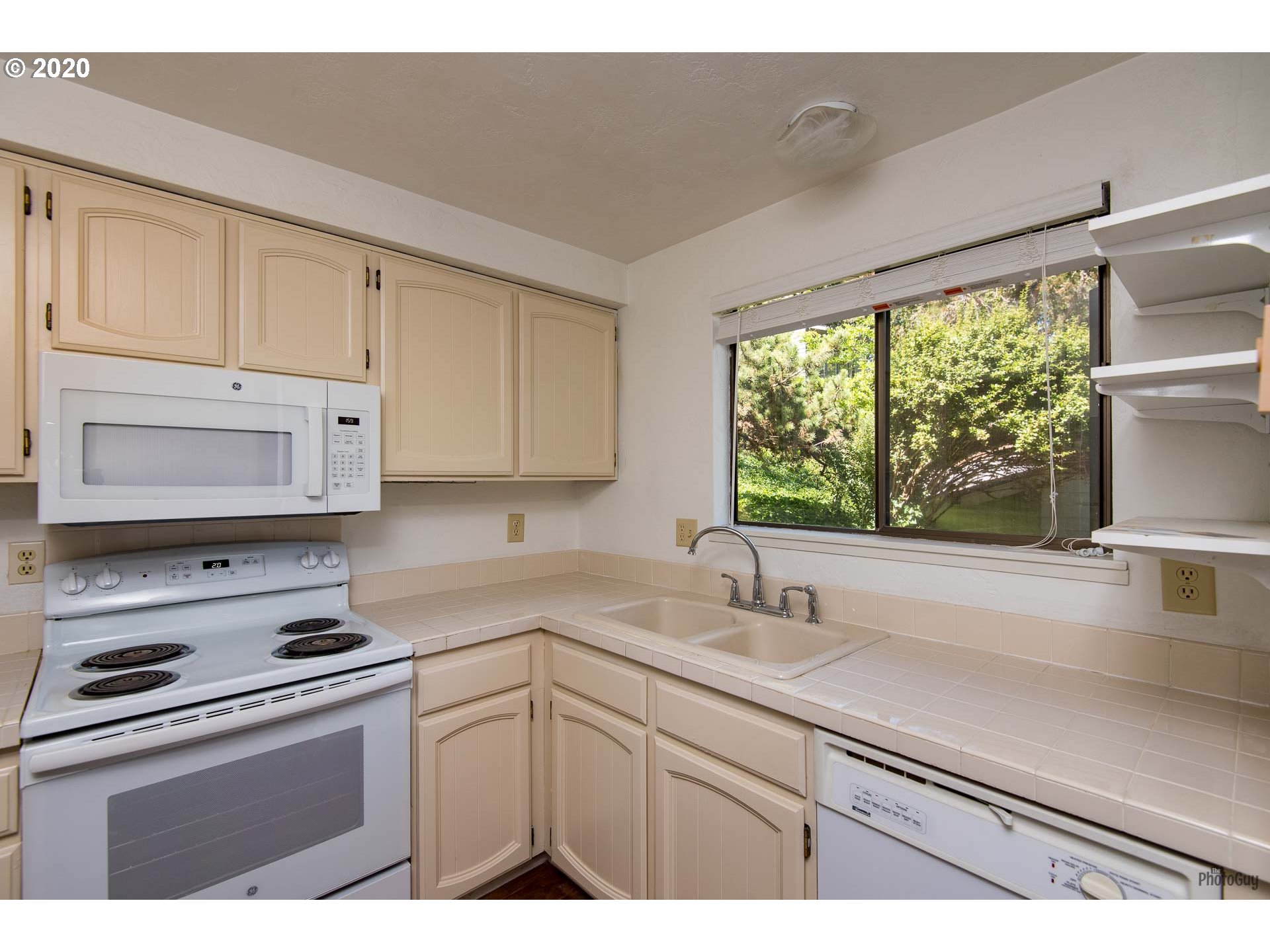 4429 Fox Hollow Road, Unit 2 Eugene, OR 97405 - Photo 5 of 27 Gallery Image 5