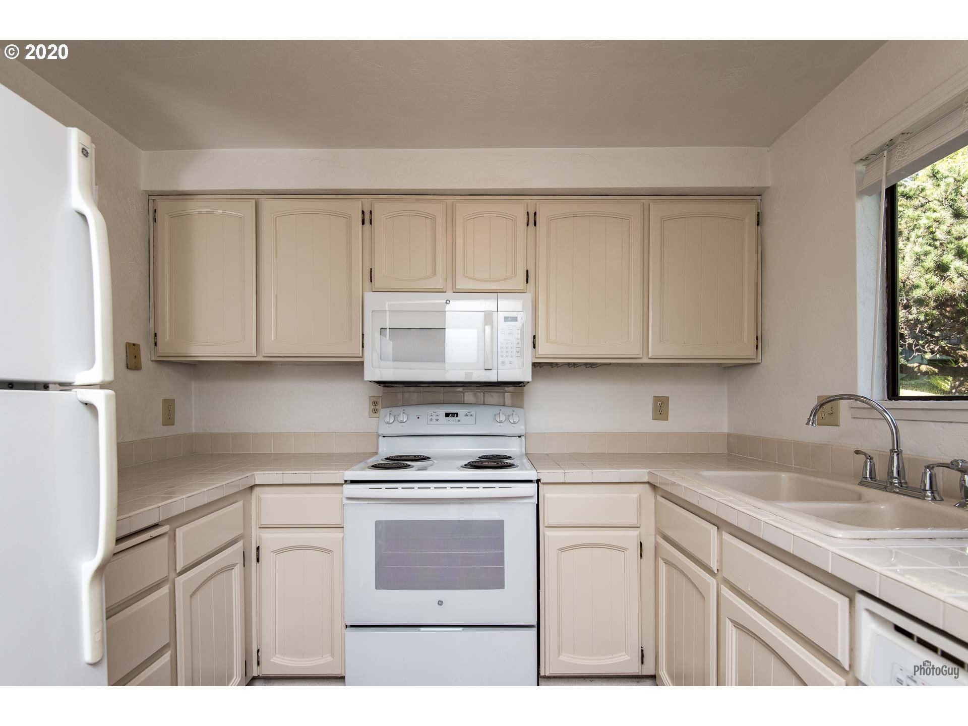 4429 Fox Hollow Road, Unit 2 Eugene, OR 97405 - Photo 6 of 27 Gallery Image 6