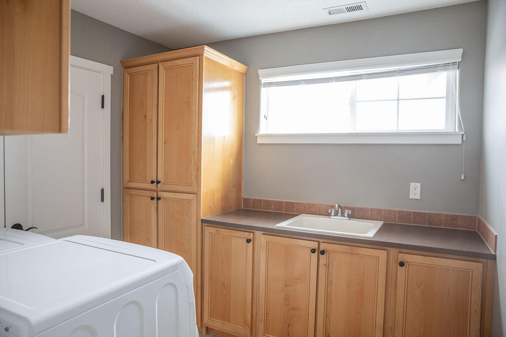 20733 Kilbourne Loop Bend, OR 97701 - Photo 18 of 29 laundry room