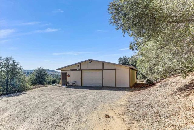 a picture of a bench in the wall