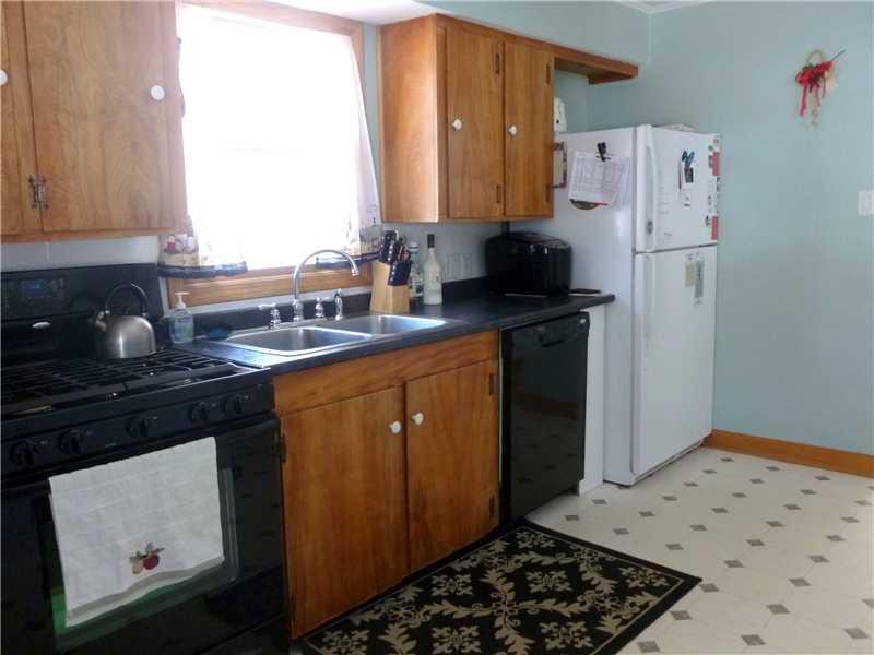 14 Field Road Harpswell, ME 04079 - Photo 4 of 19 Kitchen.