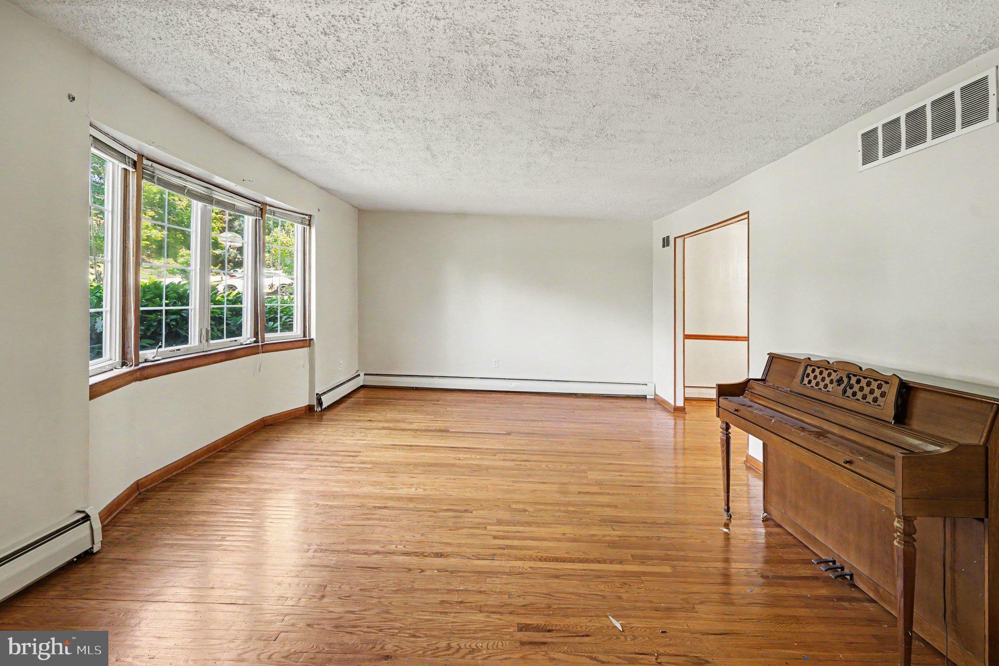 524 Highgate Road Norristown, PA 19403 - Photo 11 of 28