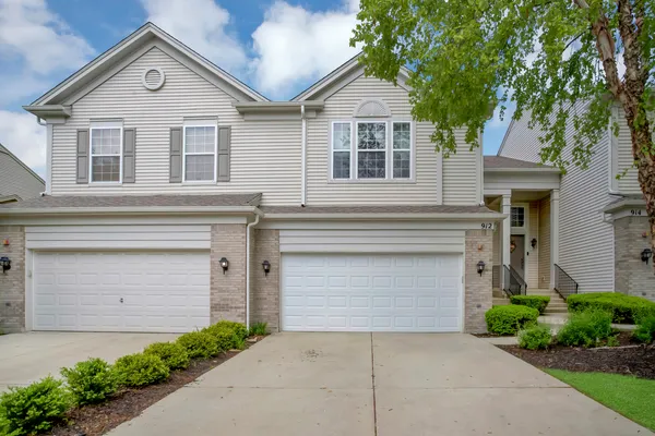 $385,000 | 912 Kings Canyon Drive, Streamwood, IL 60107