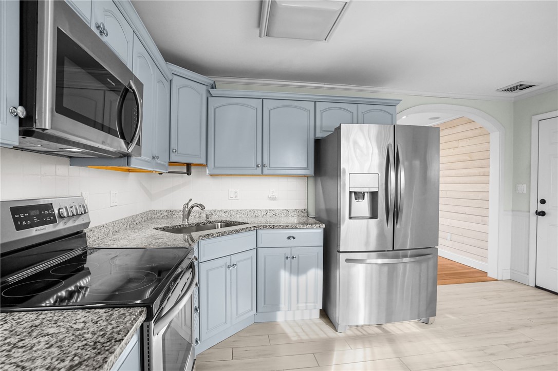 4 Phillips Avenue Middletown, RI 02842 - Photo 11 of 44