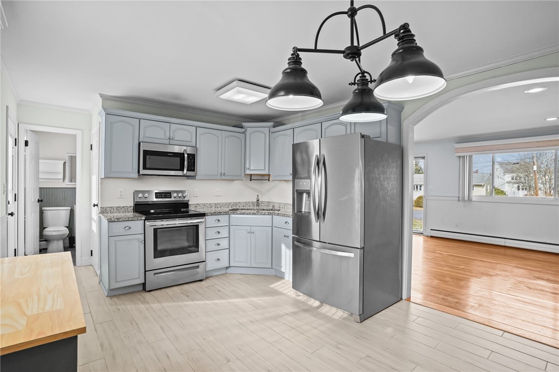 4 Phillips Avenue Middletown, RI 02842 - Photo 12 of 44